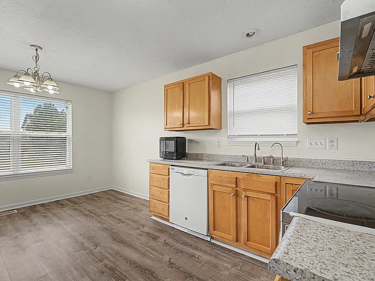 7973 Seabury Ct — Photo 15