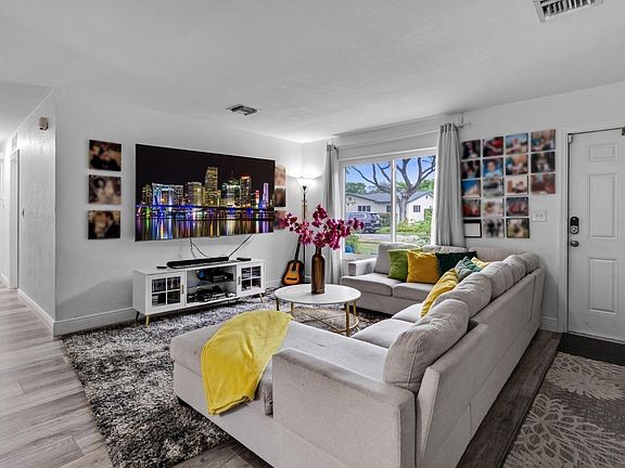 3rd image of 315 S 57th Avenue