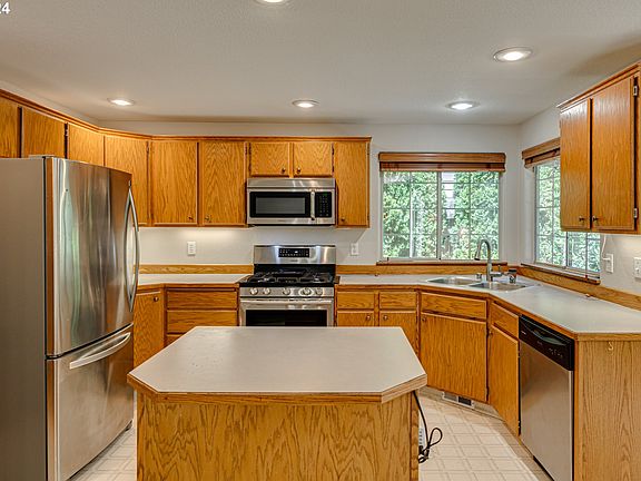 3rd image of 3803 NE 39th Ct