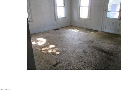 5th image of 551 E North St