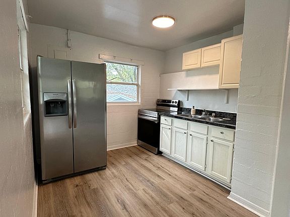 Kitchen with wifi enabled oven and stove settings
