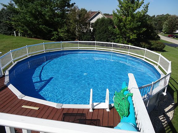 28' round fenced in pool.