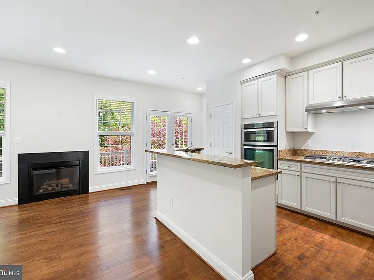 8342 Broderick Cir — Photo 17
