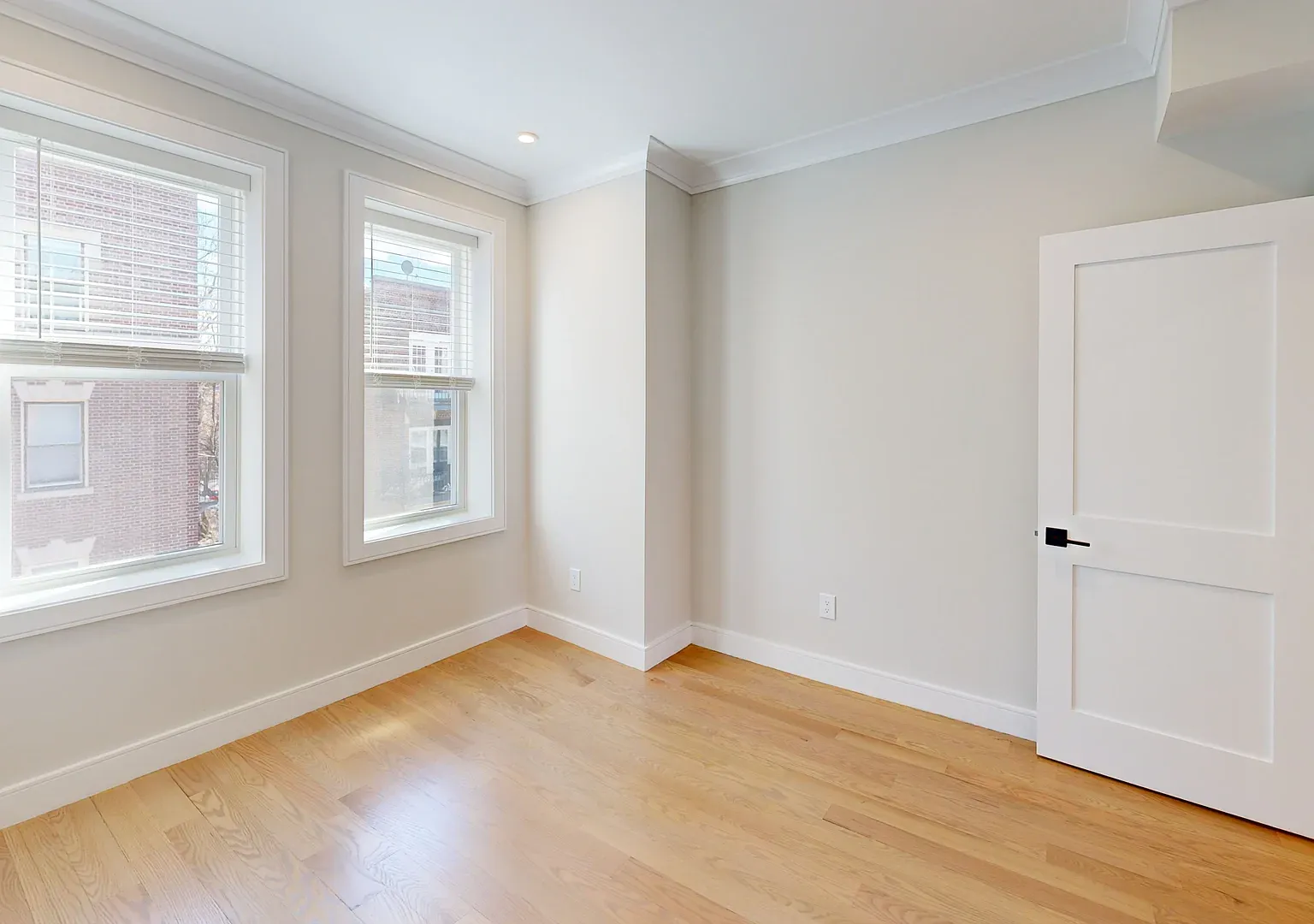 3 bed, 1000 sqft, $4,950 — Photo 2