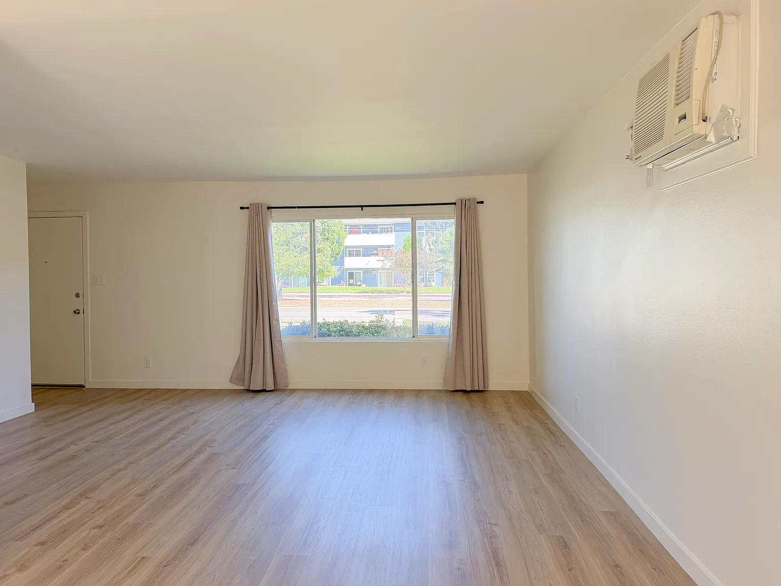 3 bed, 2.5 bath, 1100 sqft, $3,500 — Photo 3