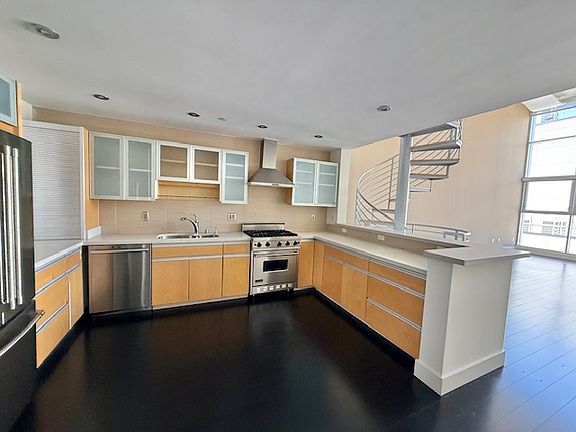 3rd image of 188 King St #Penthouse 8