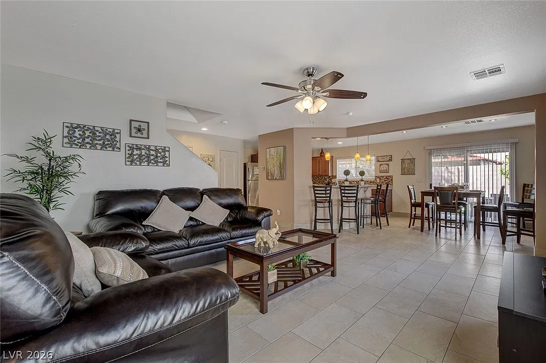 3 bed, 2.5 bath, 1602 sqft, $2,045 — Photo 2