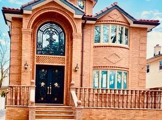 5719 254th St, Little Neck, NY 11362