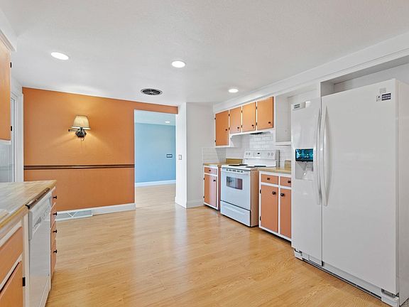 3rd image of 23016 Park Ln