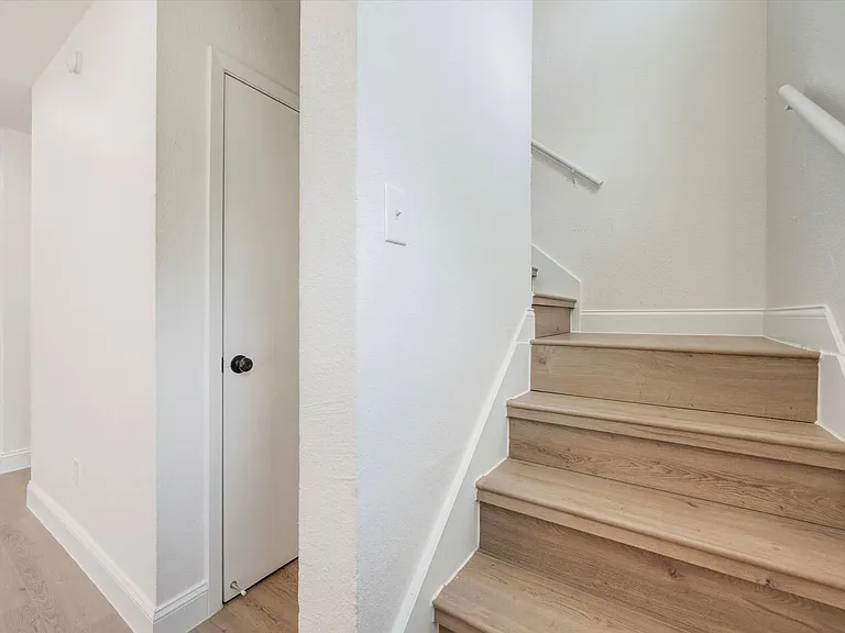 805 W Chambers St #C — Photo 10