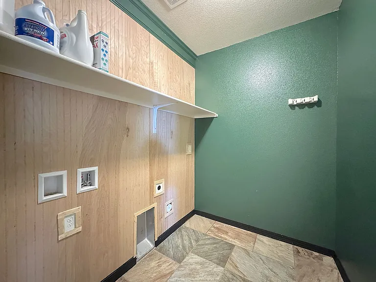 2068 Robert Minnie Pl — Photo 24