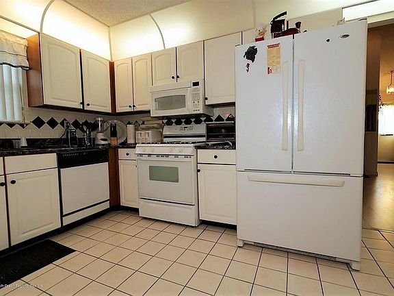 4th image of 154 Canterbury Ln