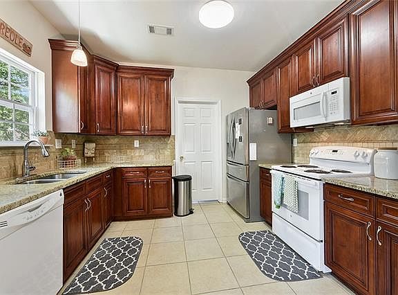 4th image of 17 Carroll Dr