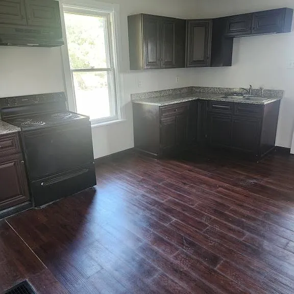 1819 Whitford Ave — Photo 5