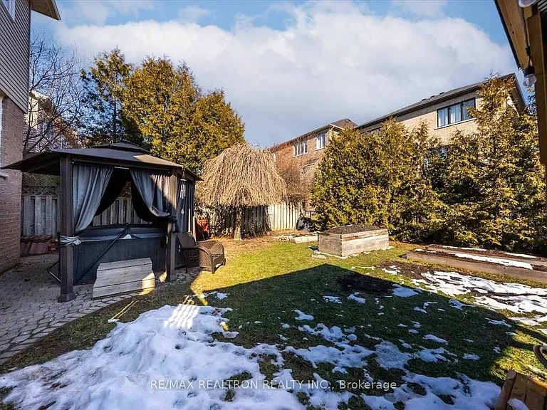68 Flint Cres #UPPER — Photo 33