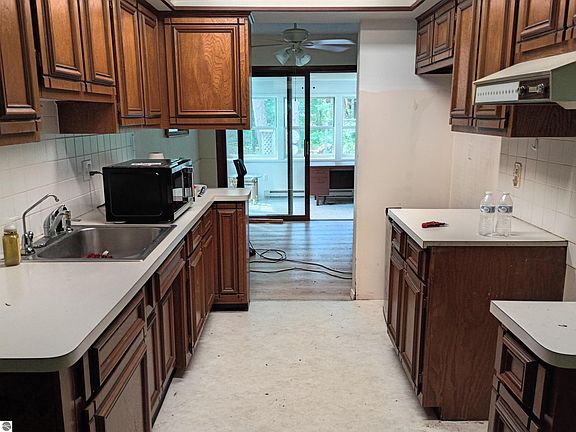 5th image of 4871 Helen Dr