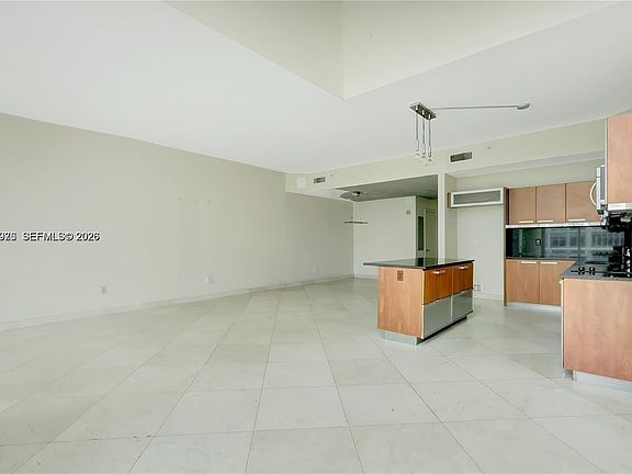 5th image of 3131 NE 188th St APT 11205