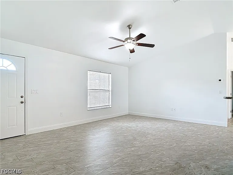 18522 Robinson Ave — Photo 2