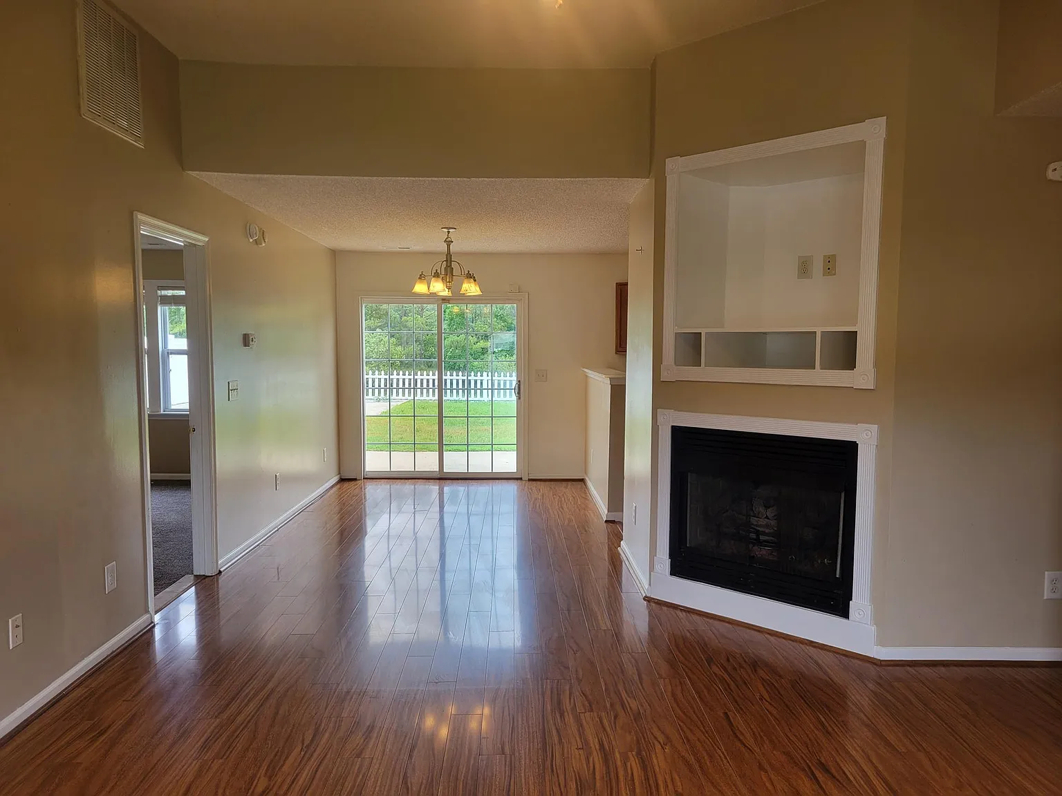 3 bed, 1278 sqft, $2,100 — Photo 4