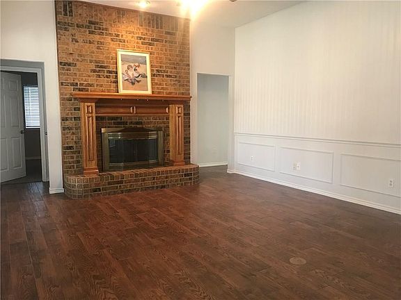3rd image of 1113 Surrey Cir