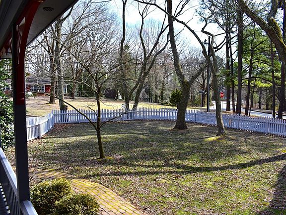 3rd image of 709 N Park Dr