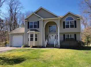 118 Lincoln Rd, Medford, NY 11763