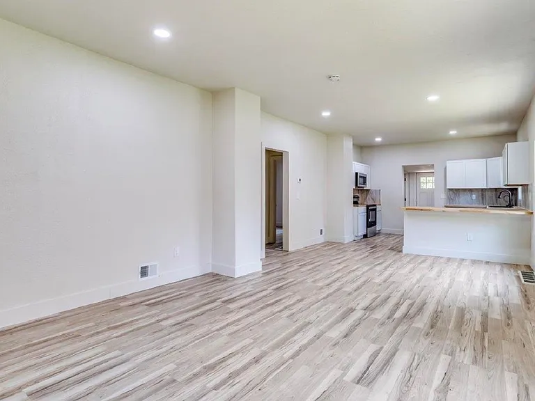 230 N Spruce St — Photo 2