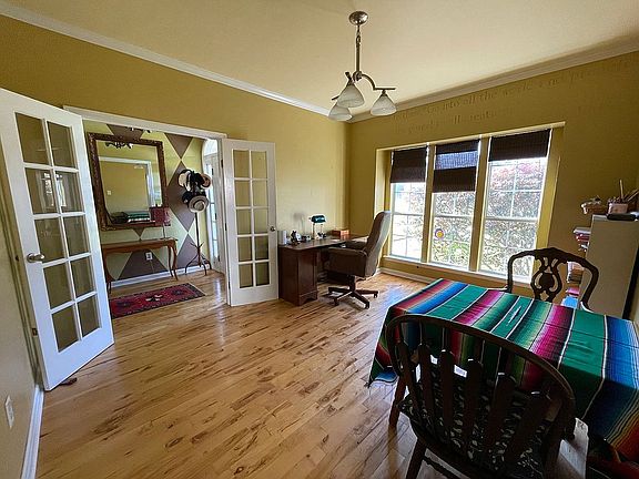 Dining room / office