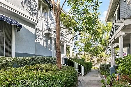3 bed, 2.5 bath, 1348 sqft, $3,950 — Photo 2