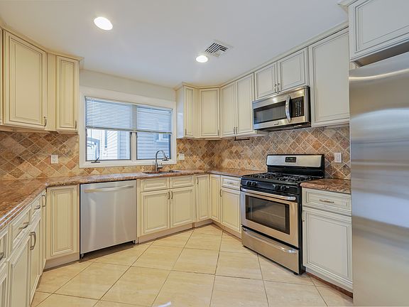 3rd image of 17-19 Manhattan Pl
