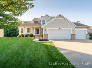 8517 Twin Lakes Dr, Jenison, MI 49428