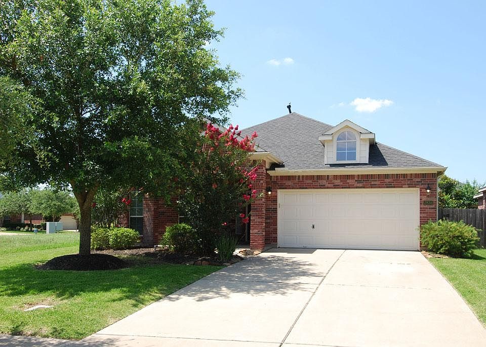 Beautiful Newmark home with 3 bedrooms, 2 baths, mature oak trees with open floor plan. You have to 