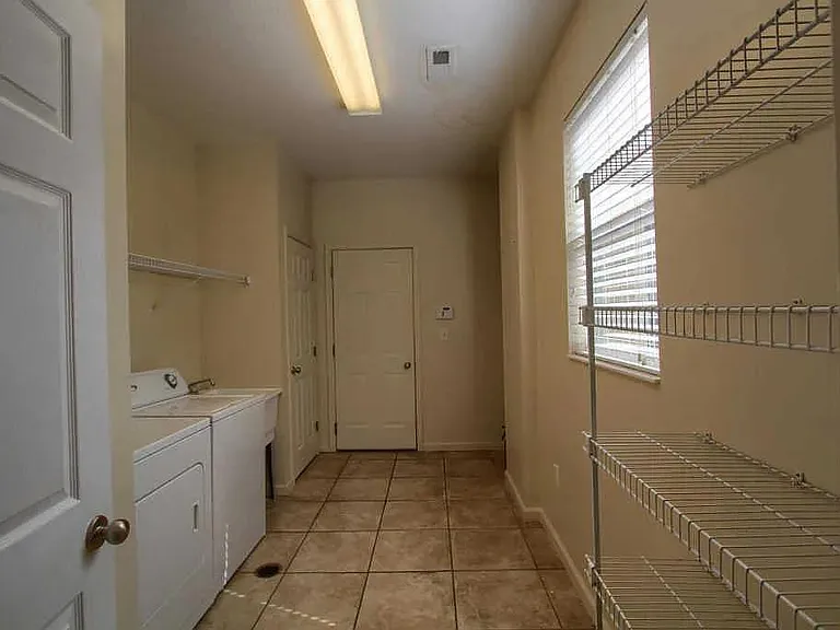 1434 Laurel Park Dr — Photo 10