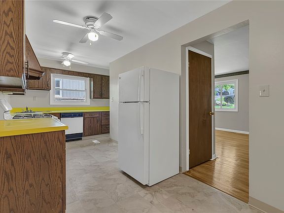 5th image of 217 Greenwood Dr