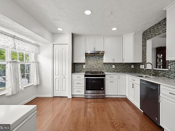 3rd image of 3205 Halcyon Ct