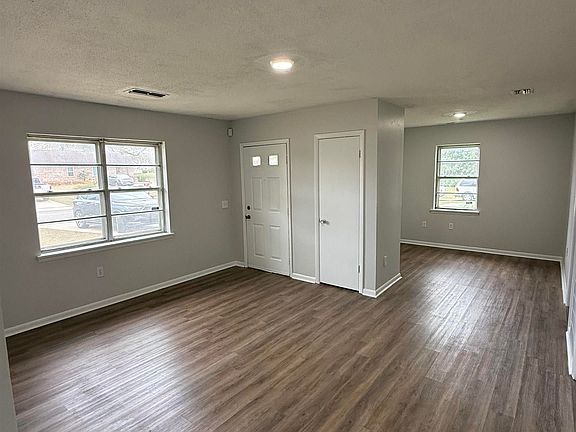 2nd image of 102 Elm Ct NE