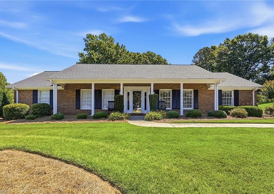 1st image of 1075 Foothills Dr