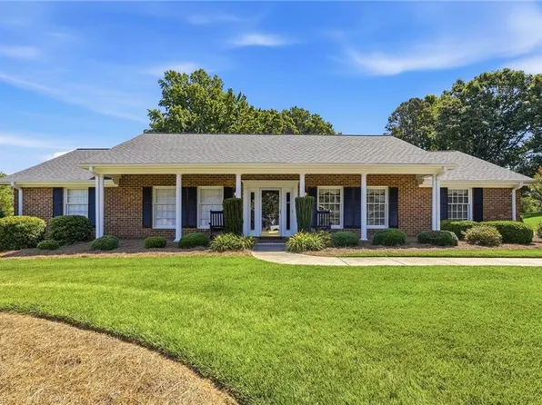 1075 Foothills Dr, Kernersville, NC 27284
