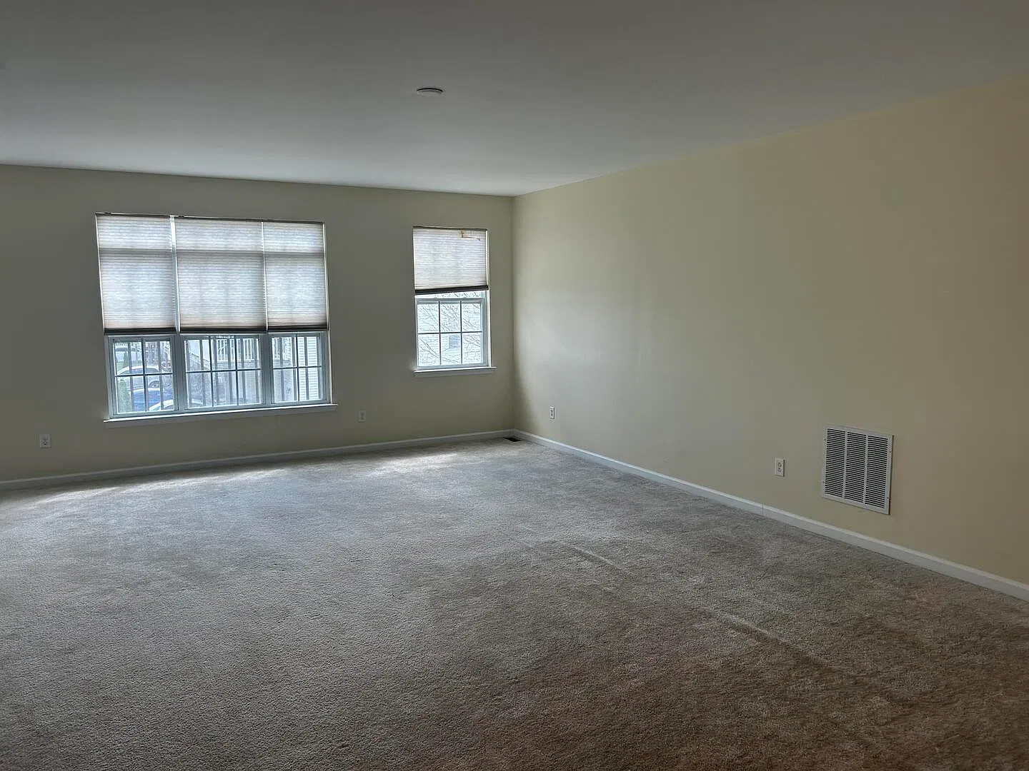 3 bed, 2.5 bath, 2400 sqft, $2,550 — Photo 2