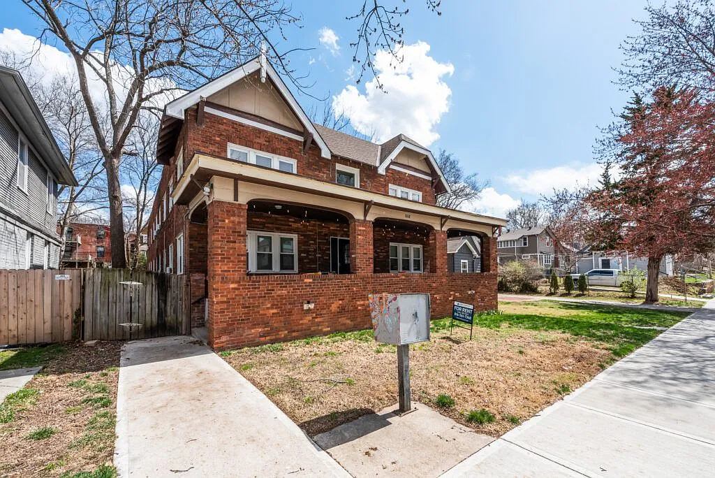 3933 Charlotte — Photo 2