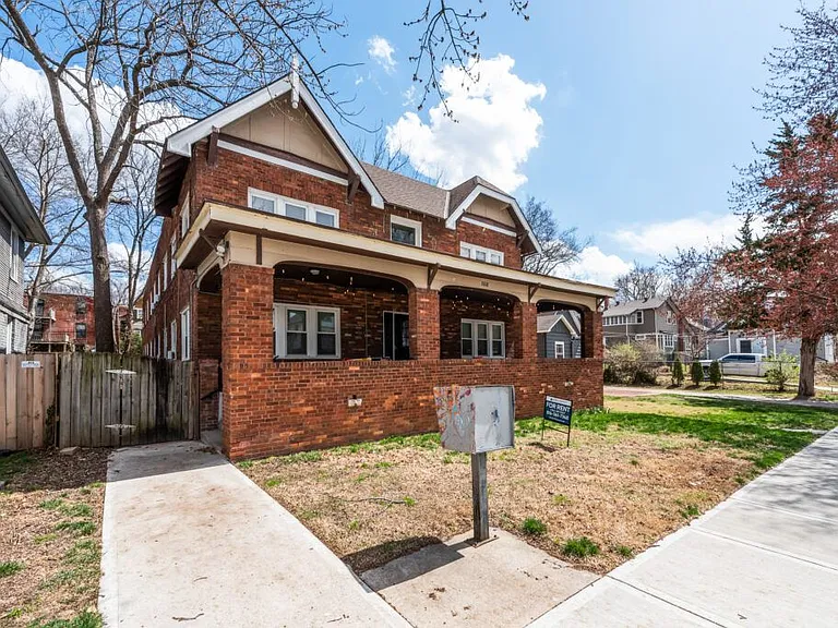3933 Charlotte St — Photo 2