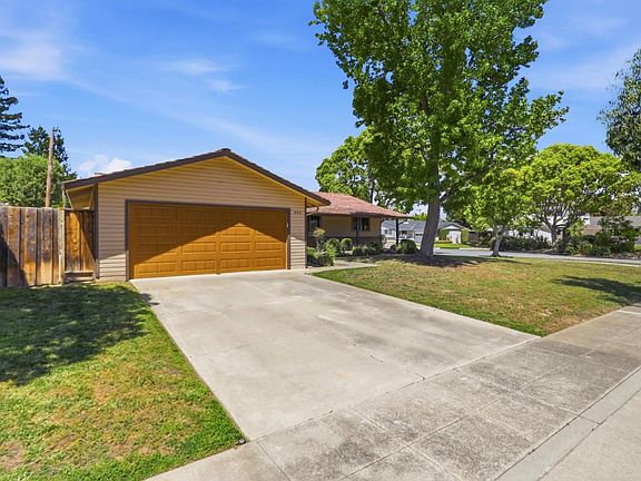 3rd image of 807 Cathedral Dr