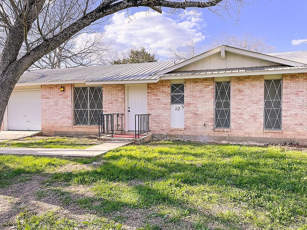 112 E Knippa St Uvalde Tx 78801 Zillow