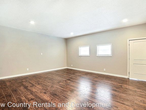 4th image of 708 W Victory Dr #B