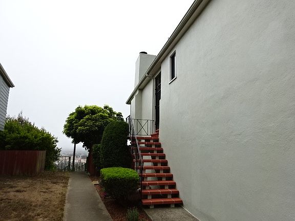 5th image of 301 Christopher Dr