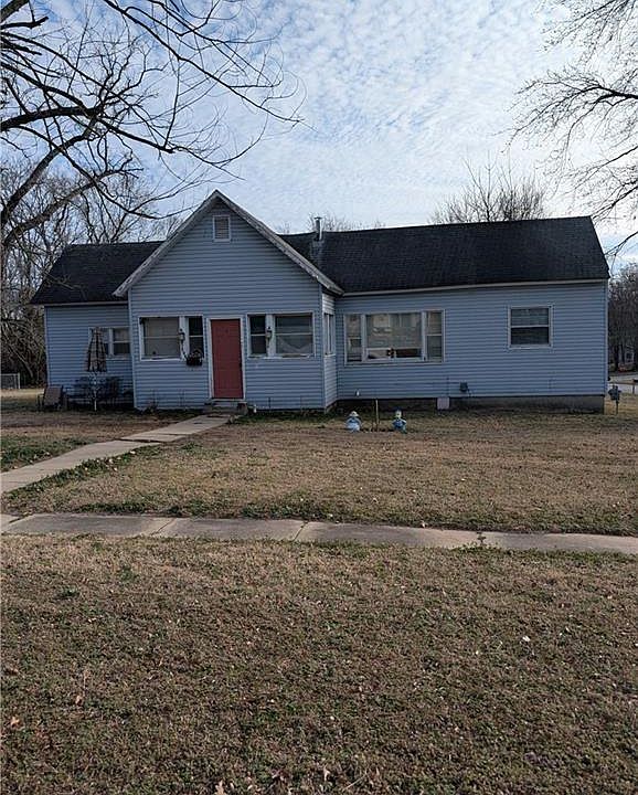 1st image of 304 E Sycamore St