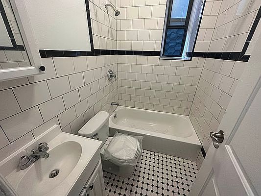 5th image of 31 Graham Ave Unit 1