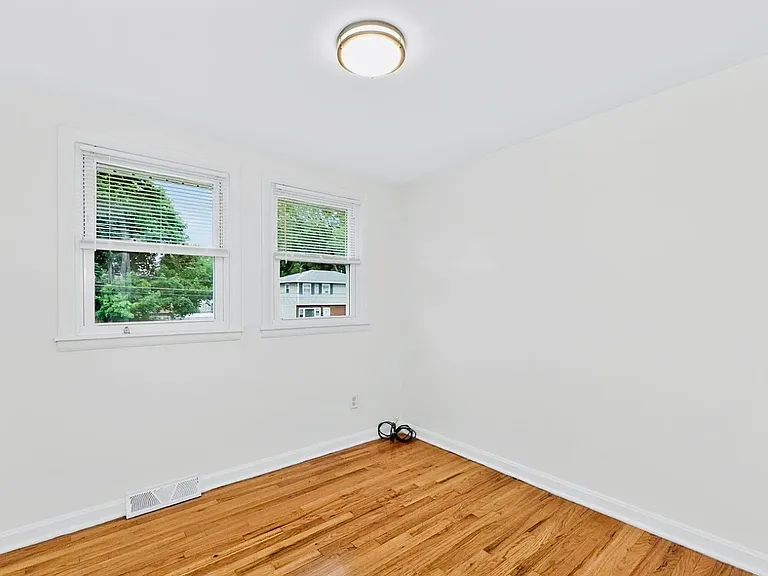 30 Commodore St #B — Photo 2