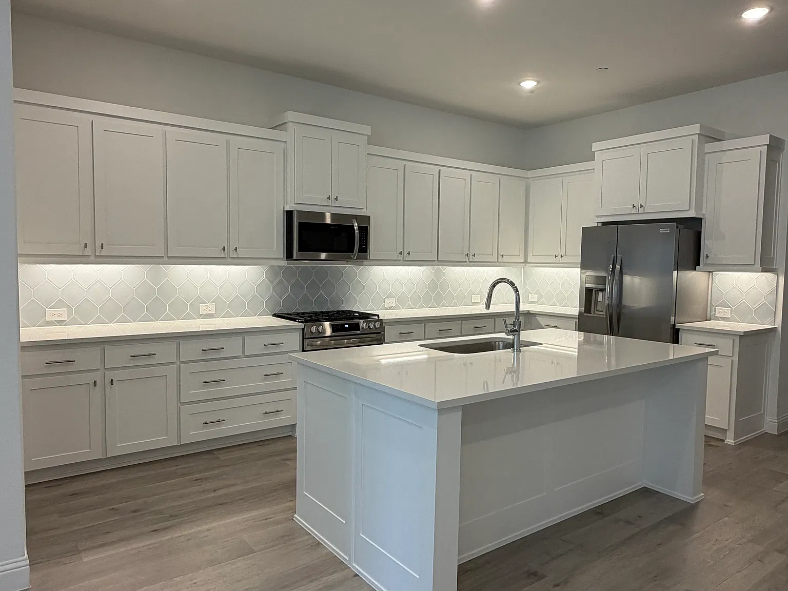 3 bed, 2196 sqft, $3,350 — Photo 3