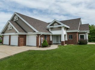 1320 Oak Park Pl, Dubuque, IA 52002